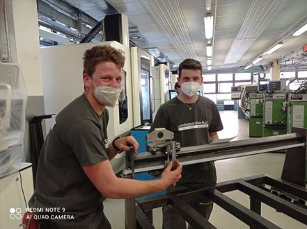 Schüler beim Aufbau des CNC Plasmatisch
