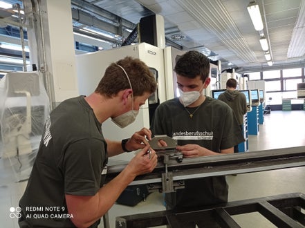 Schüler beim Aufbau des CNC Plasmatisch
