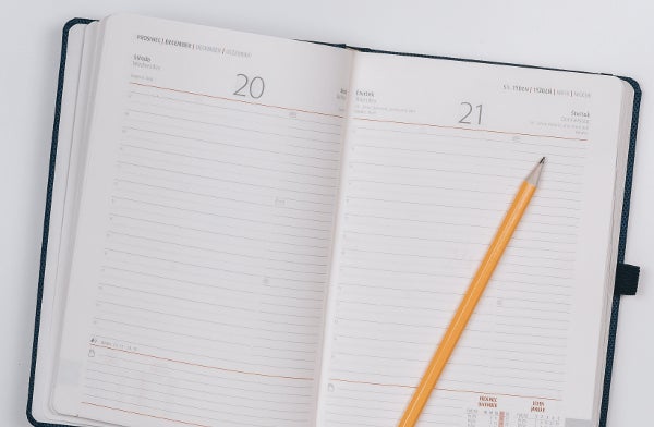 Ein terminplaner mit einem Bleistift