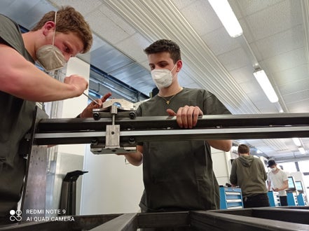 Schüler beim Aufbau des CNC Plasmatisch