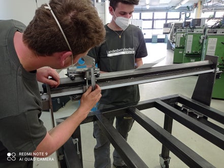 Schüler beim Aufbau des CNC Plasmatisch