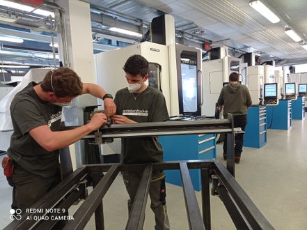 Schüler beim Aufbau des CNC Plasmatisch