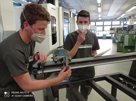 Schüler beim Aufbau des CNC Plasmatisch