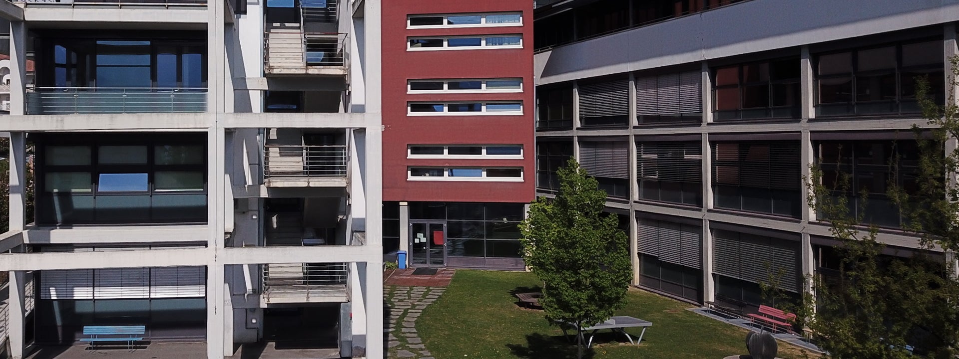 Schule Blick aus dem Pausenhof