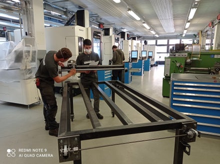 Schüler beim Aufbau des CNC Plasmatisch