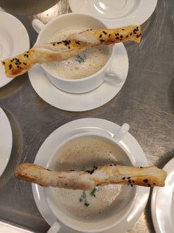 Spargelcremesüppchen mit Bätterteig-Grissino