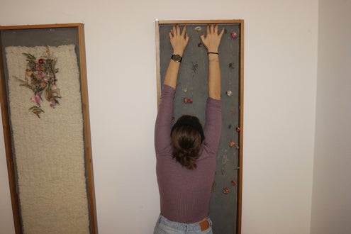 Die Schülerin Greta bei der Anfertigung der Dekoration.