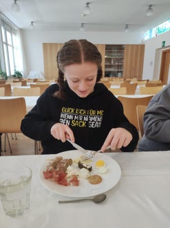 Schülerin beim Essen
