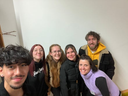 Absolventen und Absolventinnen mit der Deutschlehrerin