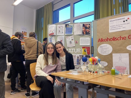 Schülerinnen,Besucher und Besucherinnen informieren sich zum Thema Alkohol. 