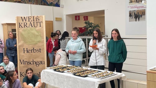 Schülerinnen präsentieren das Weißkraut