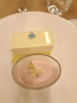 Erdbeermousse im Glas und Holunderblüten-Biskuit