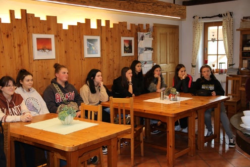 Schülerinnen beim Vortrag über das Kürbiskernöl