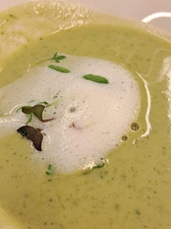 Kresseschaumsüppchen mit Blütenkräcker