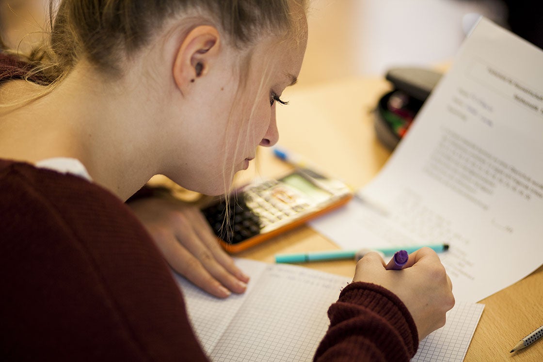 Schülerin im Mathematikunterricht