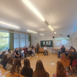 Schülerinnen während dem Workshop Blaues Gold 