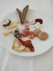 Teller mit verschiedenen bäuerlichen Produkten