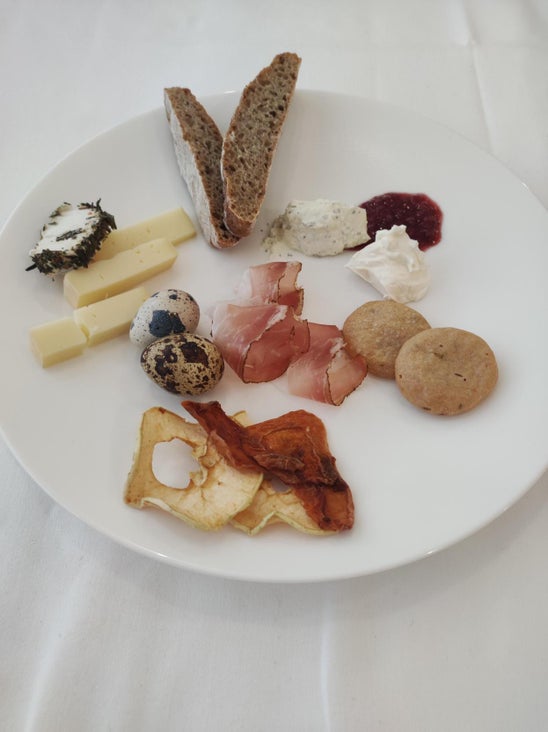 Teller mit verschiedenen bäuerlichen Produkten