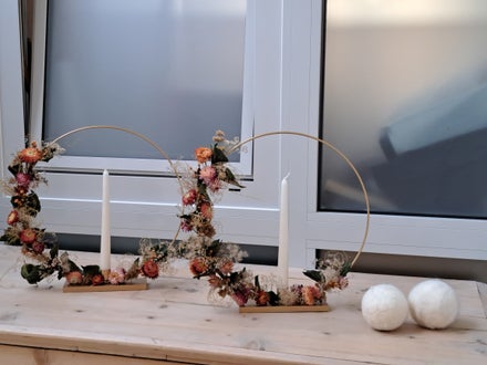 Deko im Eingangsbereich mit Trockenblüten