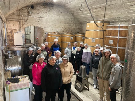 Der Weissenhof in Vilpian ist bekannt für seine Apfelsäfte und Apfelprodukte. Hier erfuhren die Schülerinnen Wissenswertes über die Apfelverarbeitung und die Herstellung von Apfelsaft und Apfelessig.