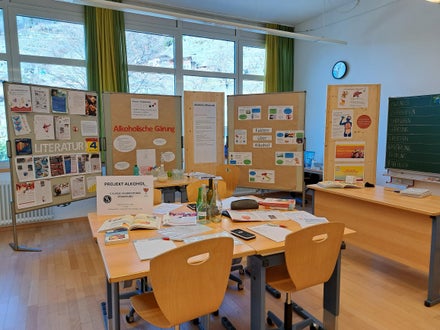 Pinwände gestaltet zum Thema Alkohol