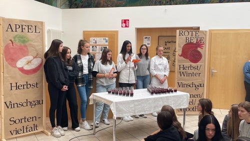 Schülerinnen erläutern den Apfel