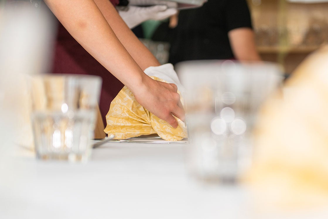 Serviettenfaltung am Tisch platzieren