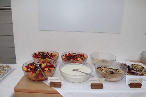 marinierte Früchte, Naturjoghurt, Müsli