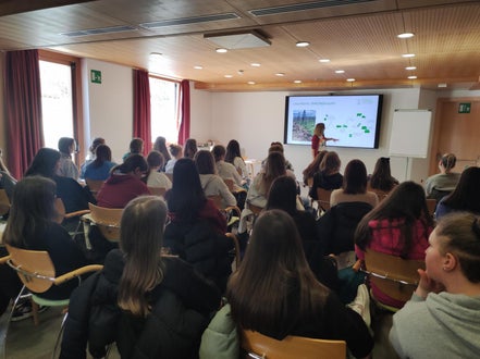 Schüler: innen lauschen interessiert dem Vortrag der Referentin