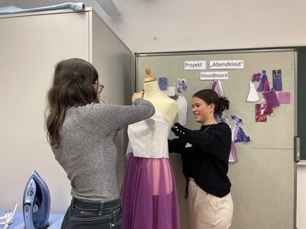 Schülerinnen arbeiten im Nährraum zum Projekt Abendkleid