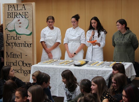 Schülerinnen präsentieren die Palabirne