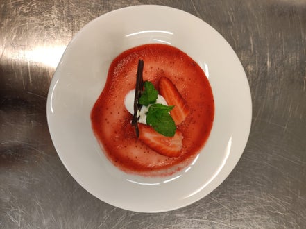 Joghurtterrine auf Erdbeeren