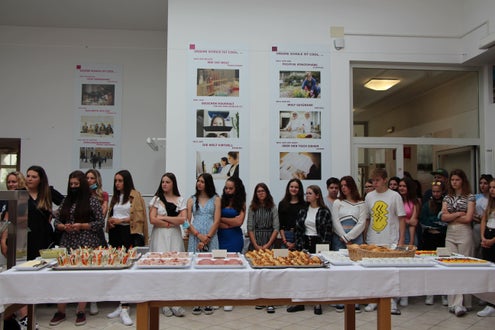 Schülerinnen und Schüler  betrachten das Frühstücksbuffet