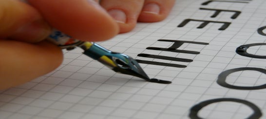 Schülerin bei der Schönschrift