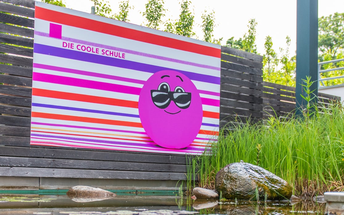 Ein Einladungsplakat zum Tag der offenen Tür mit der Aufschrift die coole Schule