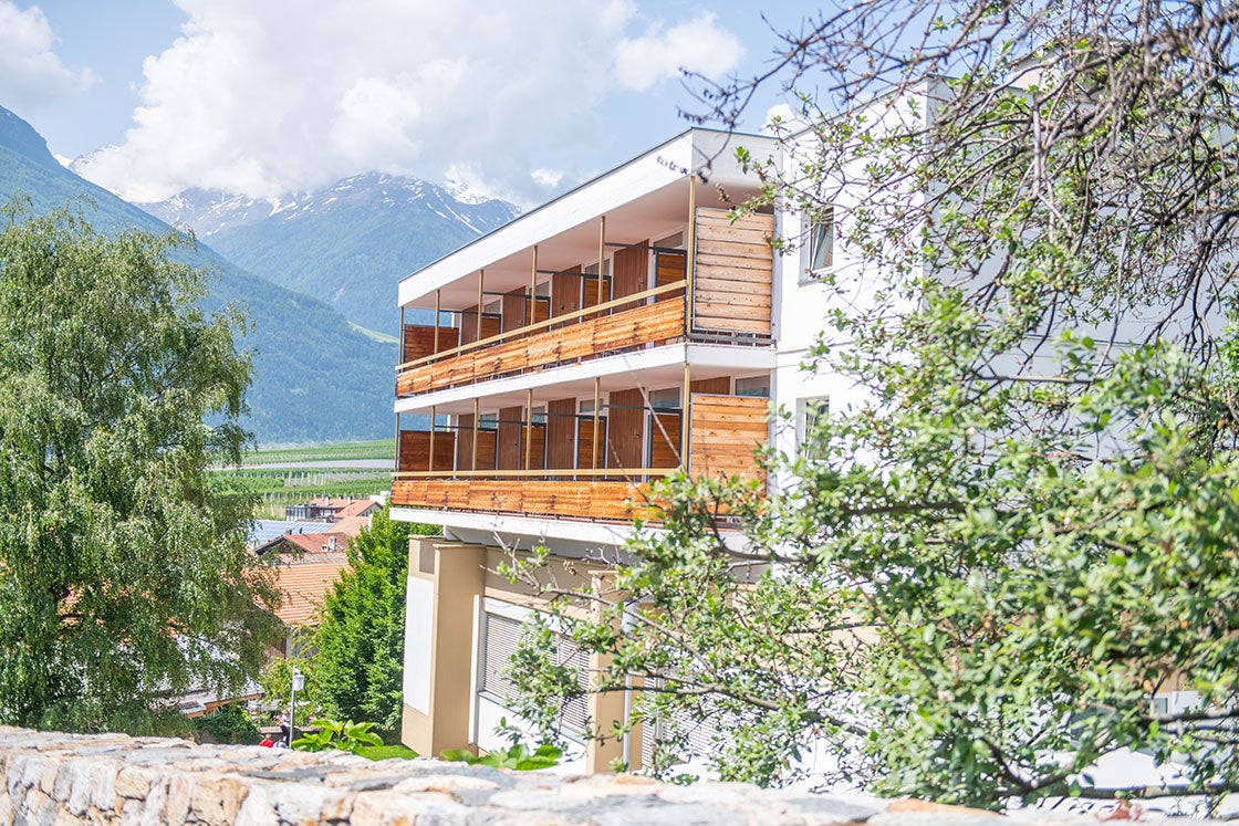 Schulegebäude Ostansicht mit Abbildung des Heimtraktes