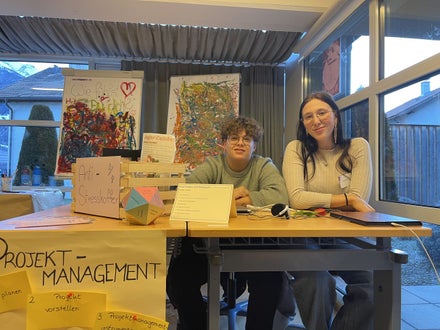 Zwei Schülerinnen bei der Vorstellung eines Maturaprojektes.