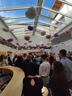 viele Personen tümmeln sich in der Halle