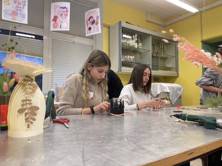 Zwei Schülerinnen bei der Anfertigung verschiedener Dekorationen im Fach Raugestaltung. 