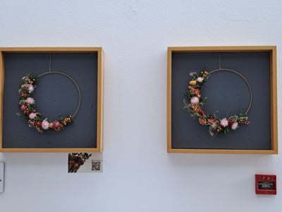 Wandbild mit Trockenblumen