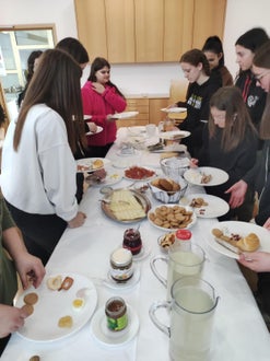 Schülerinnen am Buffet