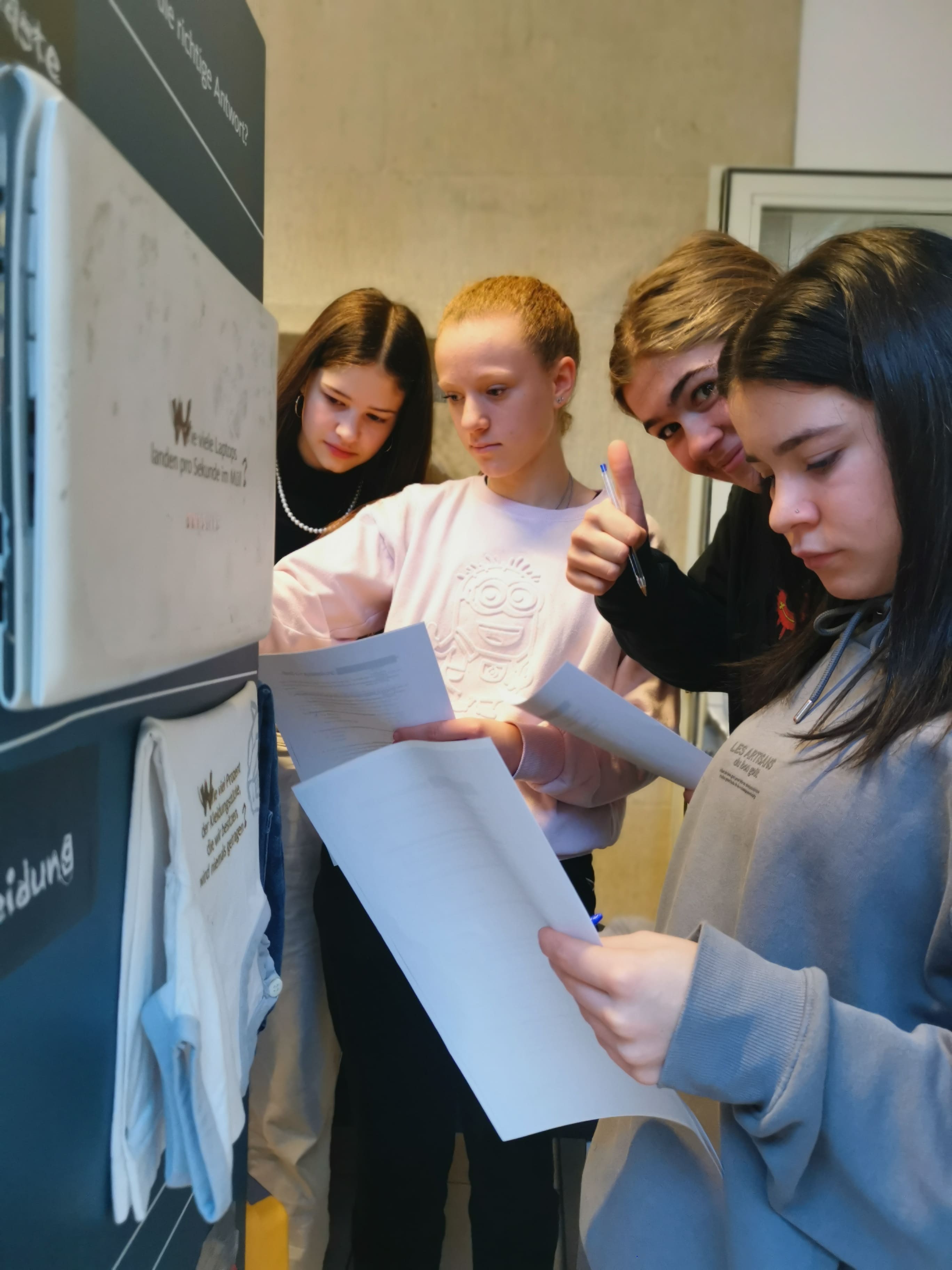 Schülerinnen bei der Ausführung von Arbeitsaufträgen