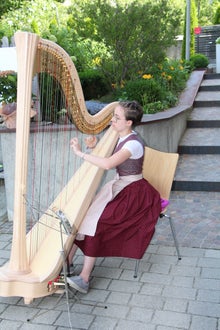 Jana spielt Harfe