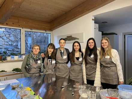 Gruppenfoto im Gartenbauraum. Die Schülerinnen beschäftigen sich mit Kräutern.