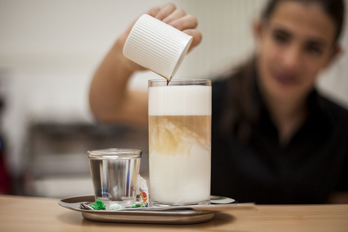 Zubereitung eine Latte Macchiato