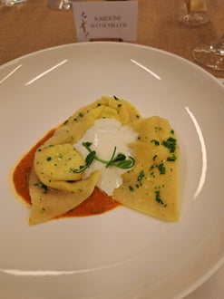 Hausgemachte Tortelloni gefüllt mit Frischkäse auf Datterini Tomaten mit Parmesan-Espuma