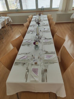 gedeckte Tischreihe