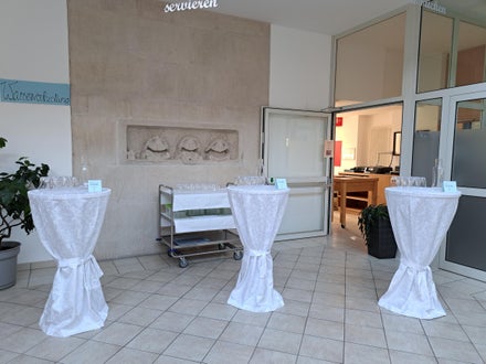 Eingangshalle: Stehtische mit Gläsern