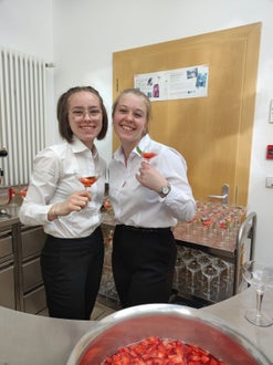 Schülerinnen bei der Zubereitung des Aperitifs