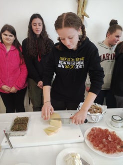 Schülerinnen am Buffet